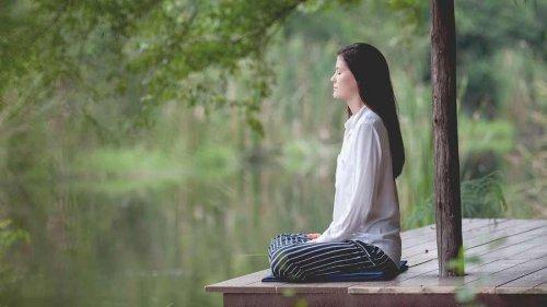 Une femme qui pratique la relaxation