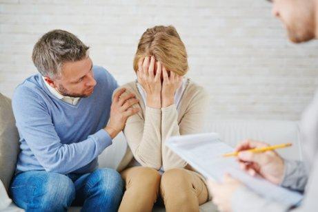 Un homme tente de consoler sa femme