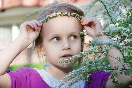 Une fille avec une couronne de fleurs