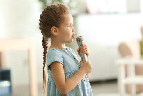 Une fille chante au micro
