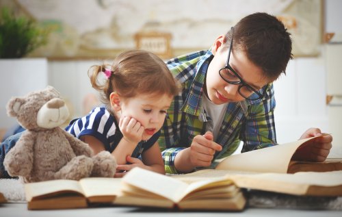 La meilleure recette pour parvenir à une bonne relation entre frères et soeurs à l'adolescence commence dès la naissance.