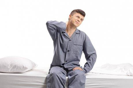 Un garçon a mal au cou