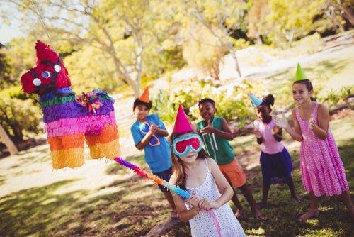 Les enfants s'amusent pendant un goûter d'anniversaire