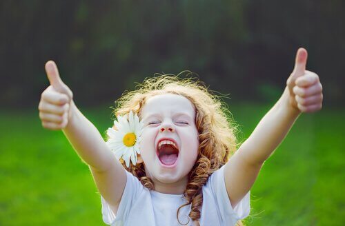 La joie est l'une des émotions basiques des enfants.