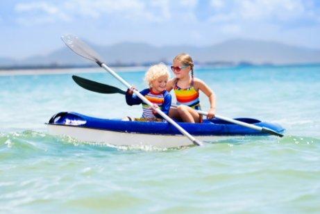 Deux enfants font du kayak