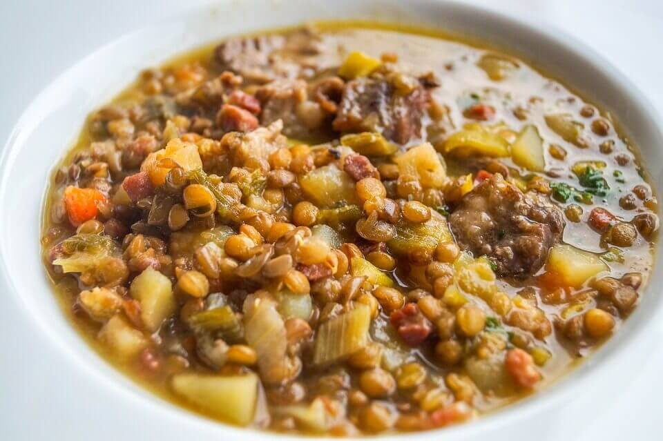 Les lentilles aux légumes font partie des recettes riches en iode.