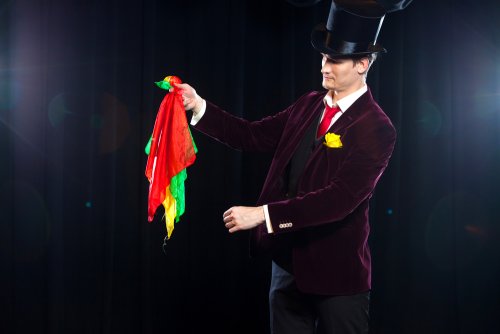 Les tours de magie pour enfant fascinent toujours les petits comme les grands.