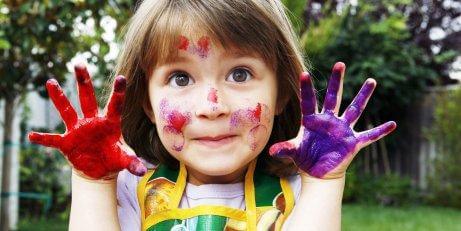 Une fille peint avec ses mains