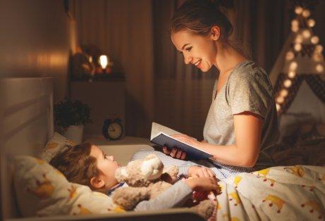 Une mère lit un conte le soir à sa fille