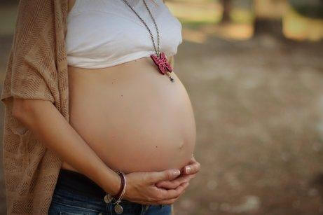 Une femme enceinte tient son ventre