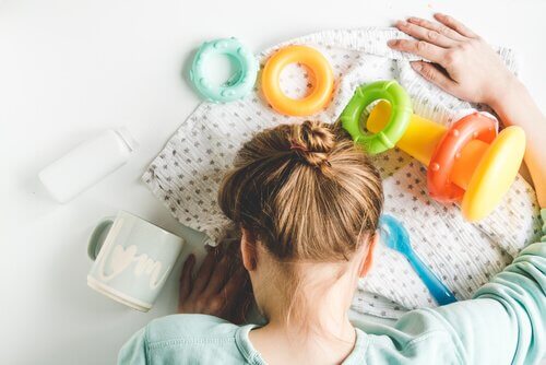 Les contractions après l'accouchement sont automatiques et résultent des mouvements involontaires de la musculature utérine.