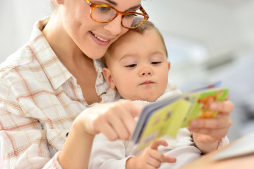 Raconter des histoires à un bébé de six mois le fascinera et lui donnera envie de babiller.