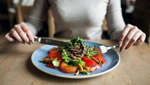 une femme mange une salade