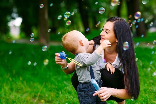 Il existe de nombreuses activités pour un bébé de six mois qui permettent de développer ses capacités dans toutes les dimensions.