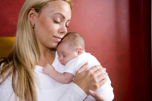 Si vous voulez aider votre bébé à dormir toute la nuit, les parents doivent être également suffisamment détendus.