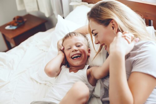 Jouer avec les enfants est bénéfique aussi bien pour les enfants que pour les parents.