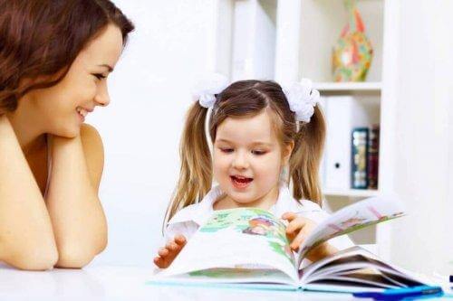 Une mère et sa fille lisent un conte