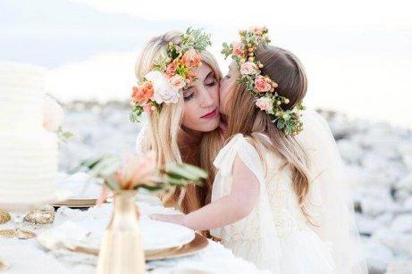 Une mère et sa fille qui portent une couronne de fleurs