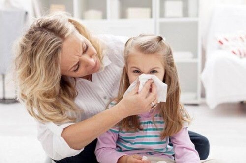 Si un enfant est allergique à la poussière, il est important de savoir qu'il s'agit d'une réaction produite par les acariens.