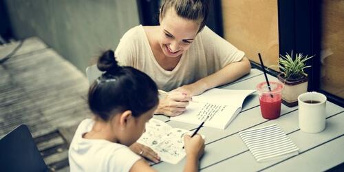 Une mère aide sa fille à faire ses devoirs