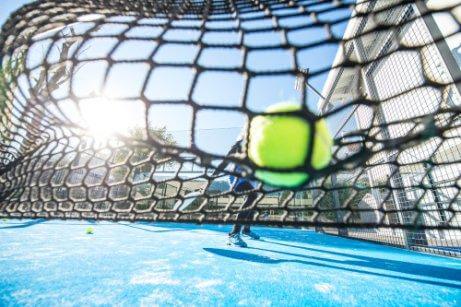 Une balle de padel dans le filet
