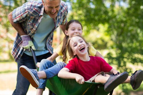 Il est très important pour les parents de jouer avec les enfants.