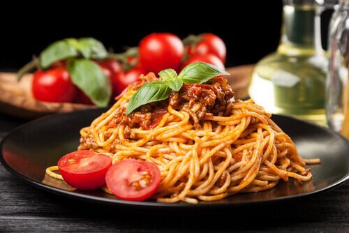 Cuisiner avec des pâtes : recette à la tomate.