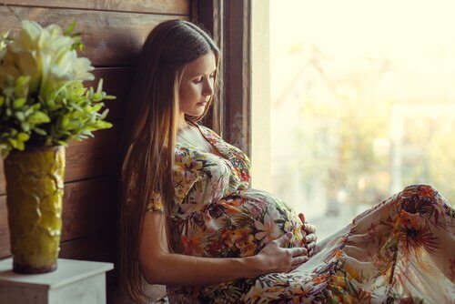 Une jeune femme enceinte. 