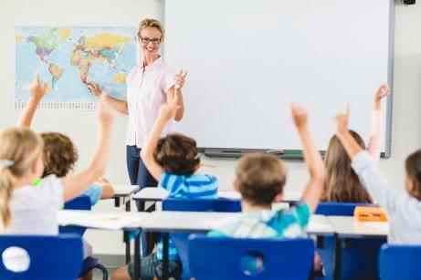 Une professeure en classe avec ses élèves