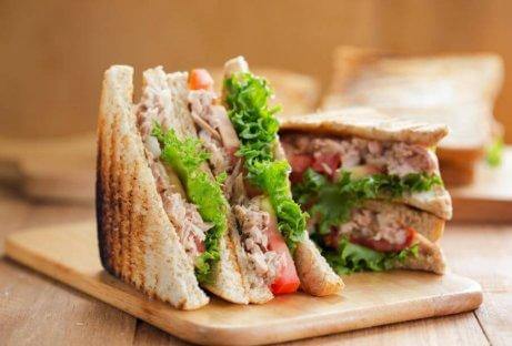 Un sandwich au thon