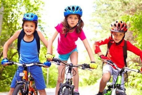 Des filles roulent en vélo