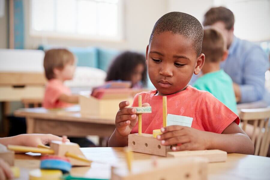 La table de la paix est l'une des nombreuses ressources Montessori pour l'éducation des enfants. 