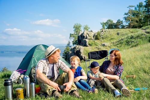Une famille profite du camping