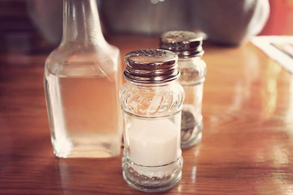 Le sel et le vinaigre blanc sont excellents pour enlever les taches de colle sur les meubles.