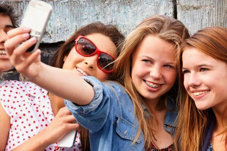 Des adolescents se prennent en photo