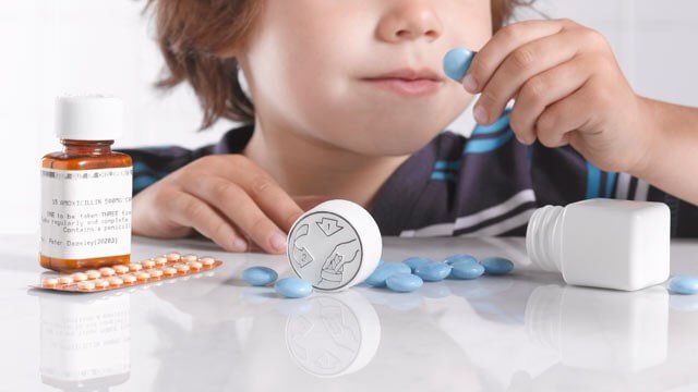 Mon enfant a avalé un médicament par erreur : que faire ?