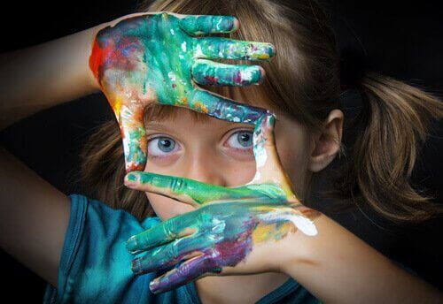 L'éducation artistique, et avec elle la présence de l'art dans l'éducation, favorise le développement complet des enfants.