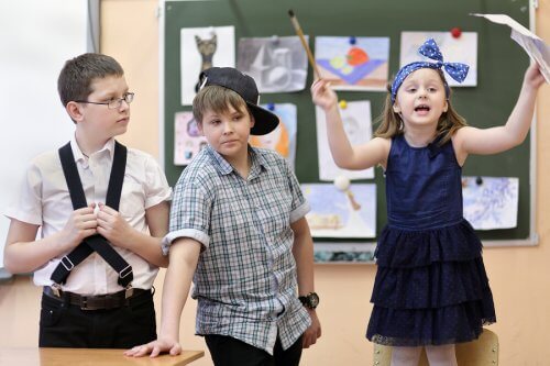 Le théâtre dans la salle de classe des enfants