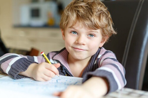 enfants qui se comportent mal en classe