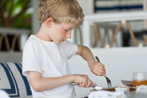 À que âge un enfant peut-il utiliser des couverts ?