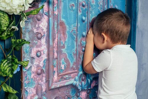 Un enfant joue à cache-cache