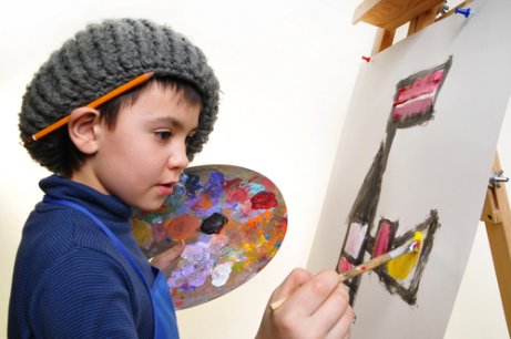 Un enfant peint une toile