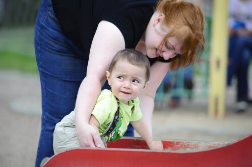 Une mère et son enfant incertain