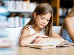Une petite fille qui lit.