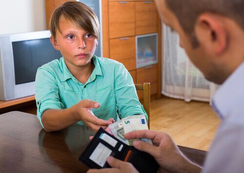 Un enfant qui reçoit de l'argent de poche.