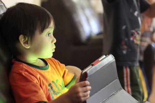 Enfant avec une tablette