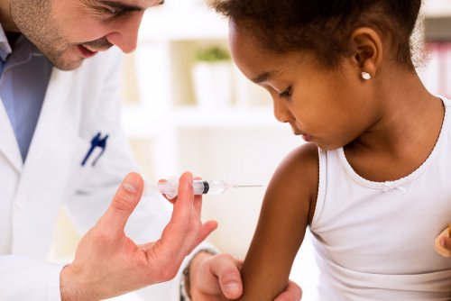 Enfant qui se fait vacciner.