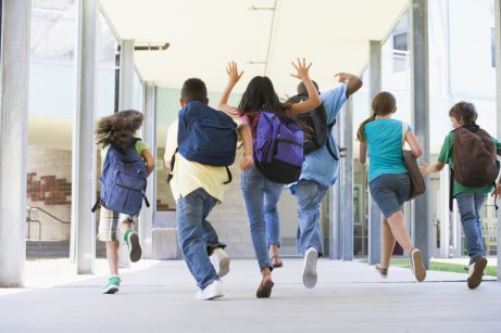 Des enfants sautent au lycée