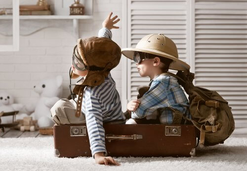 Deux enfants jouent