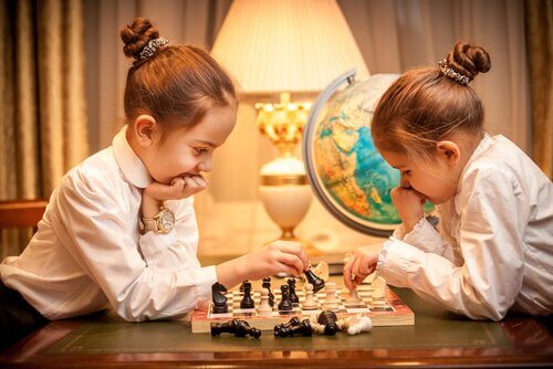 Deux filles qui jouent aux échecs.